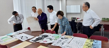 大仏書道展の審査